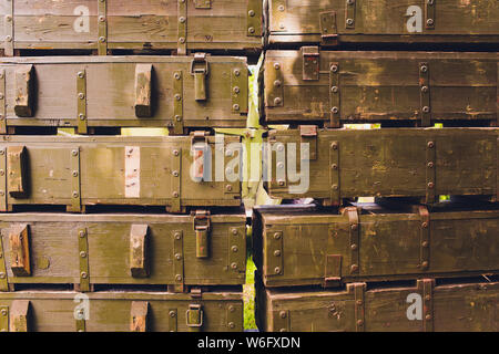 Militärische grünen Kästen mit gefährlichen Sprengstoff, Waffen und militärische Waffen, bereit für den Versand in einer Munition, die Fabrik. Stockfoto