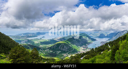 Montenegro, XXL Panorama auf die Bucht von Kotor stadt häuser, Wasser und Hafen mit zwei Kreuzfahrtschiffe und Tivat Stockfoto