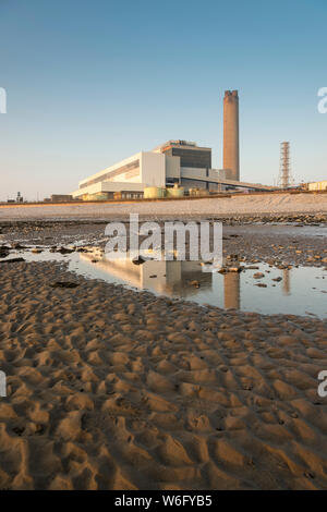 Ein Blick auf die Kohle Kohlekraftwerk Aberthaw, von den angrenzenden Strand, wenn es in blassen Abendsonne unter einem wolkenlosen blauen Himmel gebadet. Stockfoto