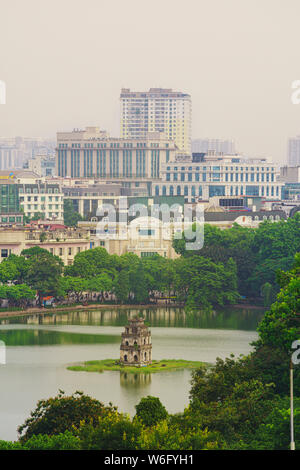 Altstadt, Hanoi/Vietnam - Juli 16: Stadt und Draufsicht des Huc Bridge und Ngoc Son Tempel am 07 16 2019 in See des zurückgegebenen Schwertes, Hoan Kiem L Stockfoto