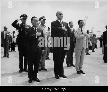 Vorsitzender Nguyen Van Thieu, Präsident Lyndon B. Johnson und Premierminister Nguyen Cao Ky begrüssen Sie während der Wiedergabe des US-amerikanischen und vietnamesischen Nationalhymnen bei der begruessung am Internationalen Flughafen Guam. Agana, März 20., 1967., 1961 - 1974; Allgemeine Hinweise: Verwenden Sie Krieg und Konflikt Nummer 388 bei der Bestellung eine Reproduktion oder Anforderung von Informationen zu diesem Bild. Stockfoto