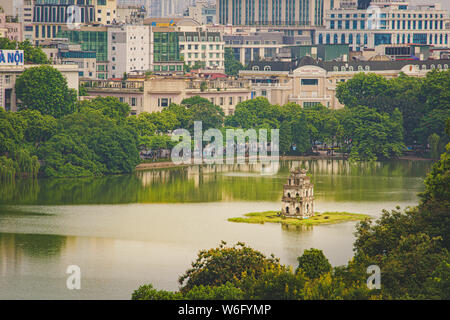 Altstadt, Hanoi/Vietnam - Juli 16: Stadt und Draufsicht des Huc Bridge und Ngoc Son Tempel am 07 16 2019 in See des zurückgegebenen Schwertes, Hoan Kiem L Stockfoto