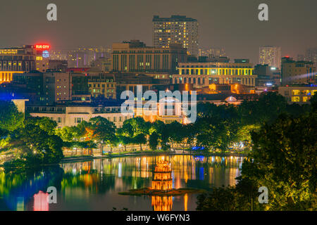 Altstadt, Hanoi/Vietnam - Juli 16: Nachtansicht der Huc Bridge und Ngoc Son Tempel am 07 16 2019 in See des zurückgegebenen Schwertes, Hoan Kiem See, Tu Stockfoto