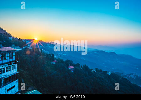 Atemberaubender Sonnenaufgang in den Bergen Mussoorie in Indien Uttarakhand, Tapetenlandschaft Stockfoto