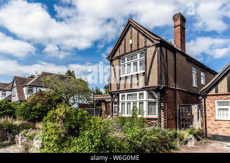 Vernachlässigte Fachwerkhaus mit bewachsenen Vorgarten, Green Lane, Edgware, London, HA 8, England, UK. Stockfoto