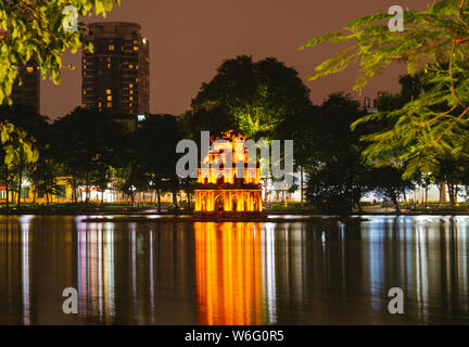 Altstadt, Hanoi/Vietnam - Juli 16: Nachtansicht der Huc Bridge und Ngoc Son Tempel am 07 16 2019 in See des zurückgegebenen Schwertes, Hoan Kiem See, Tu Stockfoto