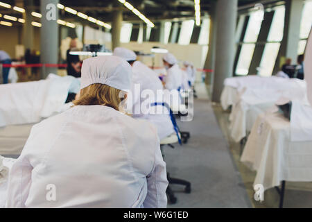 Ärztin in der Chirurgie lesen Patienten fest. Stockfoto