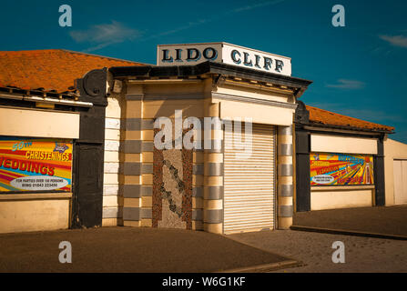 Margate Cliftonville Lido and Swimming Baths, das erste Mal in den 1920er Jahren fertiggestellt, war ein sehr beliebtes Urlaubsziel. Stockfoto