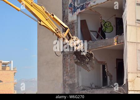 Gran máquina demoliendo un Viejo edificio de Apartamentos Stockfoto