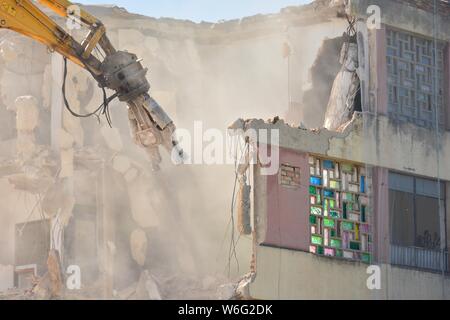 Gran máquina demoliendo un Viejo edificio de Apartamentos Stockfoto