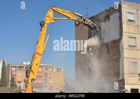 Gran máquina demoliendo un Viejo edificio de Apartamentos Stockfoto