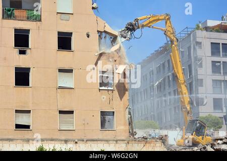 Gran máquina demoliendo un Viejo edificio de Apartamentos Stockfoto