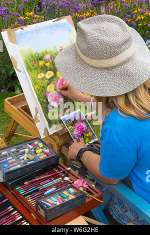 New Milton, Hampshire, UK. 1. Aug 2019. Tausende strömen zu den letzten Tag des New Forest & Hampshire County zeigen an einem heißen sonnigen Tag. Nina Squire fängt die Schönheit der Blumen in Stewarts's Garden Center wild West Prairie garten Blumenwiese. Credit: Carolyn Jenkins/Alamy leben Nachrichten Stockfoto