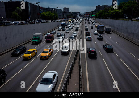 Mai 30, 2019, Moskau, Russland. Auto Verkehr auf der dritten Ringstraße in Moskau. Stockfoto