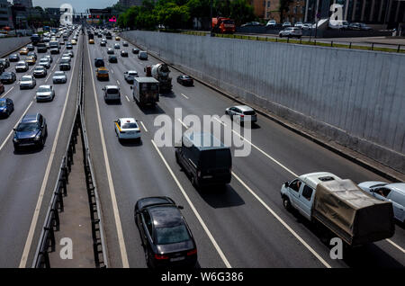 Mai 30, 2019, Moskau, Russland. Auto Verkehr auf der dritten Ringstraße in Moskau. Stockfoto