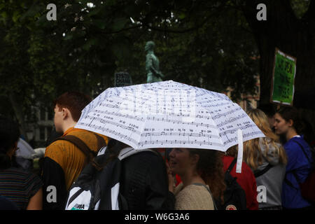 London, Großbritannien. Juli 2019 19. Studenten protestieren Klimawandel im Zentrum von London trotzen Regen. Credit: Joe Kuis/Alamy reportage Stockfoto