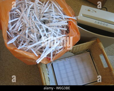 Ein kleiner tragbarer Zerkleinerungsmaschine für zu Hause, so dass vertrauliche Papiere in einen Sack geschreddert und zu einem Kompost oder Papierkorb hinzugefügt werden. Stockfoto