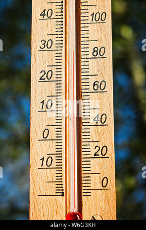 Thermometer Anzeigen hohe Temperaturen von 30 Grad in der Sonne Sommer Tag Stockfoto