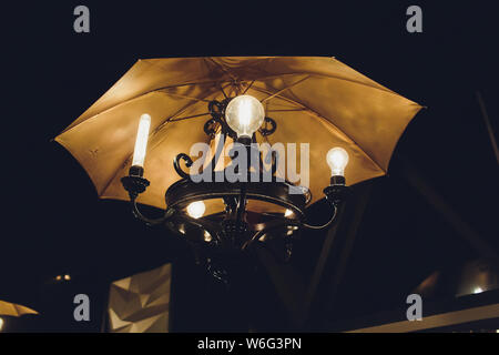 Kronleuchter im Dach Form mit Licht im Inneren. Stockfoto