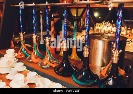 Leere Glas Wasserpfeifen unter dem Licht von Neon vor dem Hintergrund der Restaurant. schönen Rahmen Text einzufügen. Stockfoto