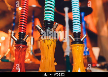 Leere Glas Wasserpfeifen unter dem Licht von Neon vor dem Hintergrund der Restaurant. schönen Rahmen Text einzufügen. Stockfoto