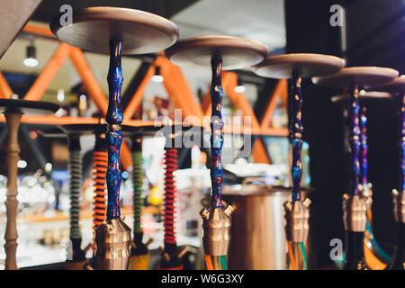 Leere Glas Wasserpfeifen unter dem Licht von Neon vor dem Hintergrund der Restaurant. schönen Rahmen Text einzufügen. Stockfoto