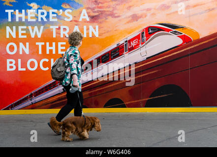 Edinburgh, Schottland, Großbritannien. 1. August 2019. LNER Firma Billboard an der Waverley Station in Edinburgh Werbung neue Azuma Zug auf dem Edinburgh nach King's Cross in London, die heute beginnt. Credit: Iain Masterton/Alamy leben Nachrichten Stockfoto