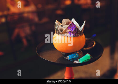 Elegante Wasserpfeife mit Aroma Grapefruit für entspannen. Grapefruit shisha. Shisha Lounge. Stockfoto