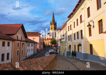 Lutherische Kathedrale der Heiligen Maria (Catedrala Evanghelica C.A. Sfanta Maria) am Abend, mit warmen Abendlicht und Kopfsteinpflaster. Sy Stockfoto