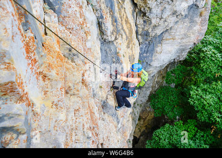 Frau Kletterer am Klettersteig Route bezeichnet Drachen Amphitheater (Amfiteatrul Zmeilor) in Baia De Fier, Gorj County, Rumänien, in der Nähe von Frauen Höhle (Pester Stockfoto