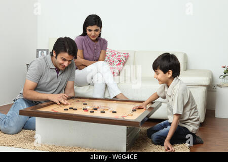 Familie spielt carrom Stockfoto