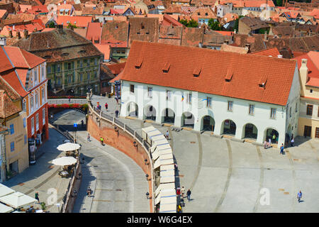 Sibiu, Rumänien - Juli 12, 2019: Luftaufnahme der Künste Haus - Metzger Guild Hall (Casa Artelor) und Hinterhalt Brücke in Sibiu, Rumänien, an einem sonnigen Tag. Tou Stockfoto