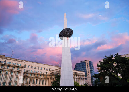 Bukarest, Rumänien - Juli 24, 2019: Denkmal der Wiedergeburt (Memorialul Renasterii) in rosa/blauen Sonnenuntergang Farben. Dieser hohe Marmor Denkmal ehrt t Stockfoto