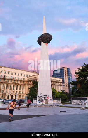 Bukarest, Rumänien - Juli 24, 2019: Denkmal der Wiedergeburt (Memorialul Renasterii), bei Sonnenuntergang, mit Skater machen Tricks in der Nähe von Victory Avenue (Calea Victo Stockfoto
