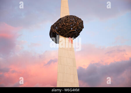 Bukarest, Rumänien - Juli 24, 2019: Denkmal der Wiedergeburt (Memorialul Renasterii) - Oberteil, mit surrealen Sonnenuntergang Farben. Dieser hohe Marmor Monument hono Stockfoto