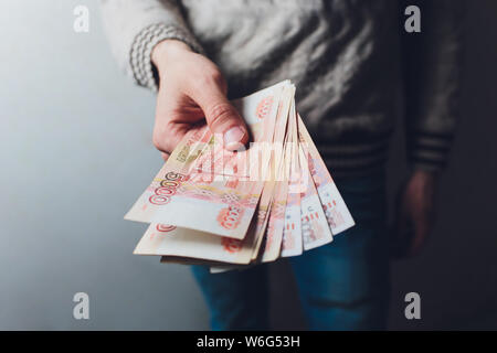 Russische Rubel Banknoten in die Hand eines Mannes. Stockfoto