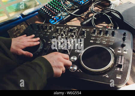 Night Club, Nachtleben Konzept. Disco. DJ Hände mischen der DJ-Controller. Stockfoto