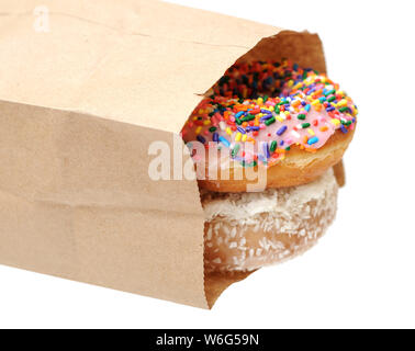 Kokosnuss Zucker bestreuen auf Bagels in Papiertüte isoliert auf weißem Stockfoto