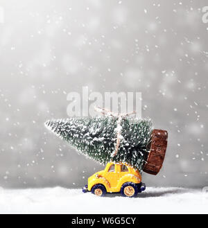 Weihnachtsbaum auf spielzeugauto. Weihnachten feier Konzept. Stockfoto