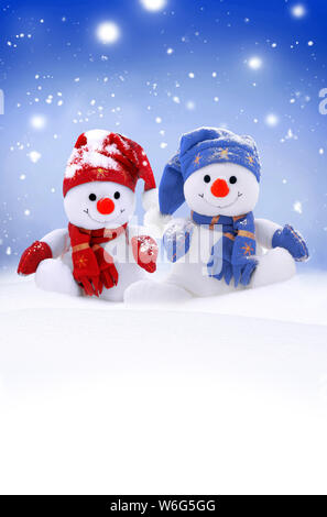 Zwei kleine Schneemänner das Mädchen und der Junge in Mützen und Schals auf Schnee im Winter. Festliche Hintergrund mit einem lustigen Schneemann. Weihnachtskarte, kopieren. Stockfoto