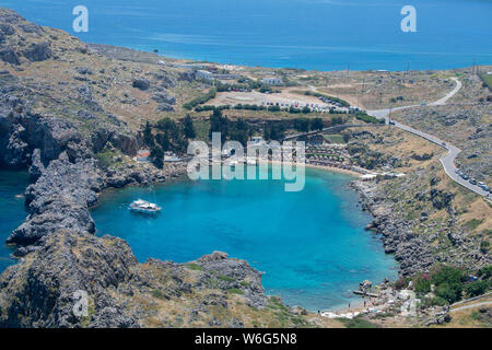 Griechenland, Rhodos, die größte der Dodekanes Inseln. Historische Lindos, Blick auf das Mittelmeer und Herzförmigen St. Paul's Bay von der mittelalterlichen Akropolis Stockfoto