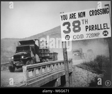 Überschreiten der 38th parallel. Uno-Truppen aus Pjöngjang, die nordkoreanische Hauptstadt zurückziehen. Sie recrossed der 38th parallel.; Allgemeine Hinweise: Verwenden Sie Krieg und Konflikt Nummer 1433 bei der Bestellung eine Reproduktion oder Anforderung von Informationen zu diesem Bild. Stockfoto