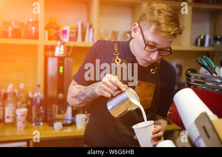 Barista Kaffee latte Art mit Kaffeemaschine. Service Konzept Stockfoto