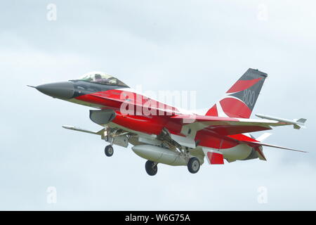 Dänische General Dynamics F-16 Fighting Falcon AM/BM der RIAT 2019 in einem Farbschema feiert das 800jährige Jubiläum von Denmarks Flagge, Fairford, England Stockfoto