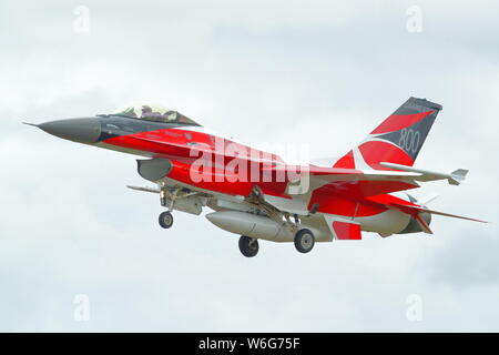 Dänische General Dynamics F-16 Fighting Falcon AM/BM der RIAT 2019 in einem Farbschema feiert das 800jährige Jubiläum von Denmarks Flagge, Fairford, England Stockfoto