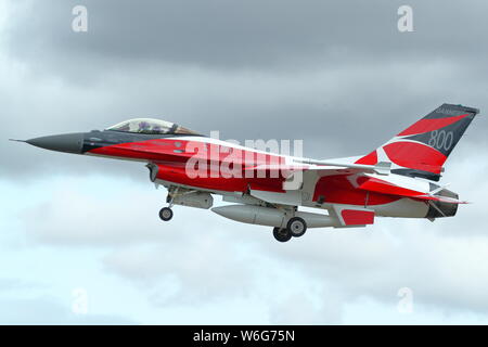 Dänische General Dynamics F-16 Fighting Falcon AM/BM der RIAT 2019 in einem Farbschema feiert das 800jährige Jubiläum von Denmarks Flagge, Fairford, England Stockfoto