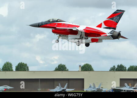 Dänische General Dynamics F-16 Fighting Falcon AM/BM der RIAT 2019 in einem Farbschema feiert das 800jährige Jubiläum von Denmarks Flagge, Fairford, England Stockfoto