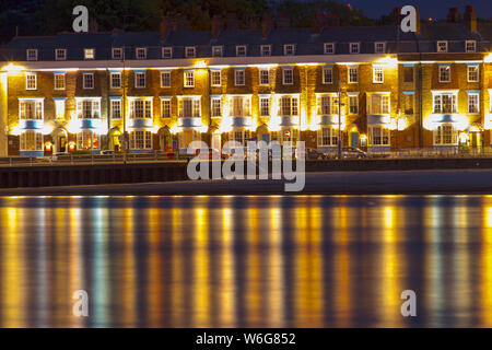 Eine Nachtaufnahme des Bed and Breakfast Gästehäuser in der Terrasse genannt Devonshire Gebäude am Ende der Esplanade in Weymouth Dorset England Stockfoto