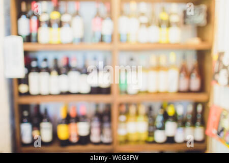 Verschwommenes Bild von Liquor Shop für Hintergrund verwendet. Stockfoto