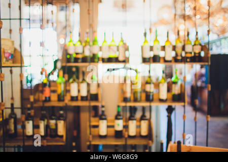 Verschwommenes Bild von Liquor Shop für Hintergrund verwendet. Stockfoto